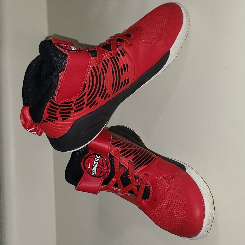 Size 2 red team hustle Nike shoes